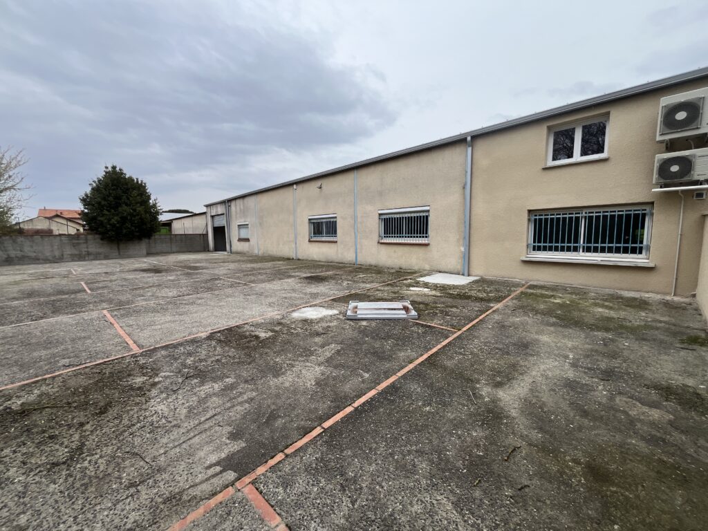 Bâtiment avec cour privative à l'arrière
